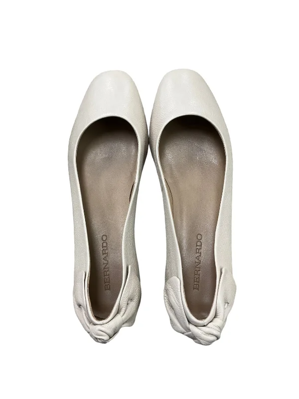 Beige Shoes Flats Bernardo, Size 7.5