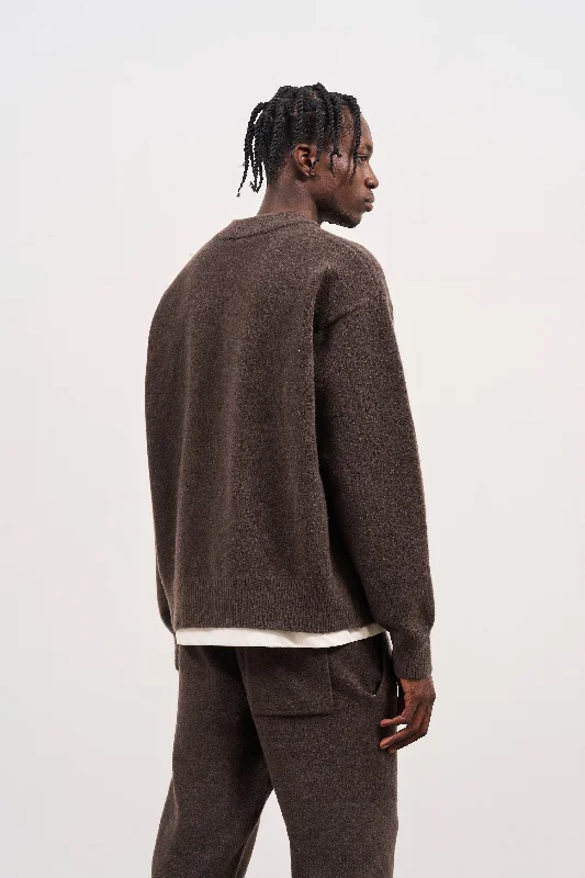 FLUFFY EMBLEM KNITTED CREW - BROWN